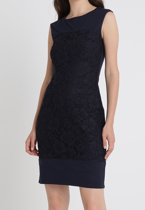 Robe bleu marine sans manches avec motif en dentelle florale sur le devant, silhouette ajustée, ourlet et encolure en tissu uni.