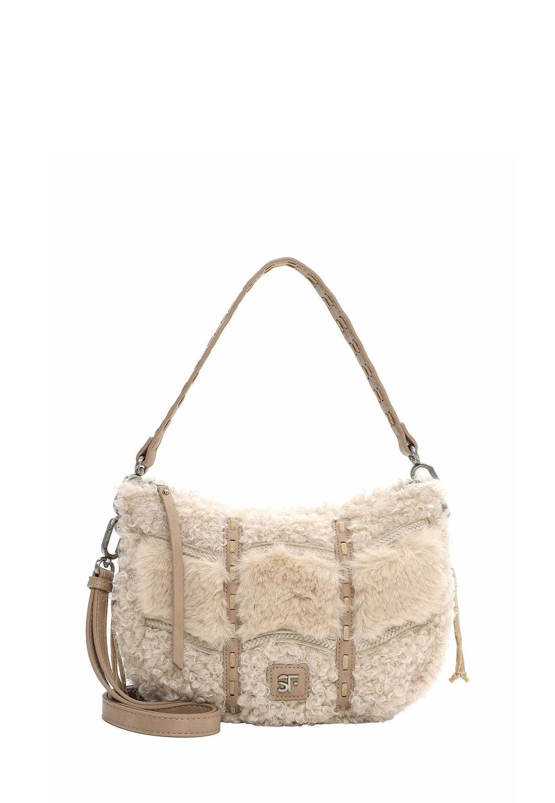 Borsa in pelliccia sintetica beige con tracolla intrecciata, caratterizzata da dettagli cuciti e un corpo liscio. Include una tracolla rimovibile.