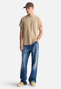 GANT TONAL SHIELD - Marškinėliai su spaudiniu - concrete beige
