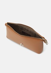 Borsa a pochette in pelle color tan con una texture liscia, chiusura con zip e un sottile accento metallico. L'interno presenta tasche per l'organizzazione.