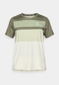 Cămașă sport cu mânecă scurtă în verde și crem, cu dungi orizontale, având un guler rotund și un logo pe pieptul stâng. Material moale, texturat.