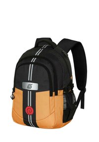 Mochila negra y naranja con rayas verticales, parche con logo, bolsillo lateral de malla, tirantes acolchados y compartimentos de doble cremallera.