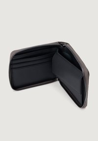 Portafoglio nero con zip, dotato di numerosi scomparti per carte, un comparto centrale e una texture in pelle liscia con un interno in contrasto.