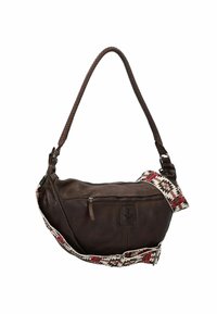 Borsa in pelle marrone con una tracolla larga in tessuto decorato con disegni geometrici in rosso e crema. Include una tasca frontale con zip e un dettaglio del logo.