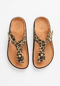 Läiskäkuvioiset flip-flop-sandaalit, joissa on ruskea mokkanahkainen pohja, musta kumipohja ja kultainen solki hihnassa.