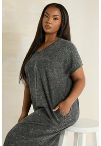 Harmaa, löysästi istuva, lyhythihainen paita pehmeästä, teksturoidusta kankaasta, jossa on V-pääntie ja sivutaskut, yhdistettynä yhteensopiviin harmaisiin housuihin.