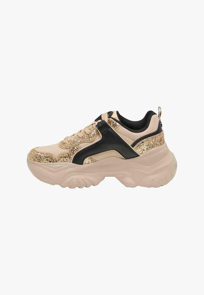 Tömbszerű sneaker bézs szintetikus felsőrésszel, csillogó díszítéssel, fekete rétegekkel, textúrált talppal és párnázott felső szélekkel a kényelem érdekében.