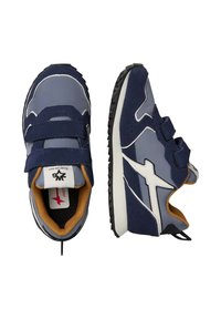 Sneaker blu navy con accenti grigi, cinturini a strappo, suola testurizzata, collare imbottito e interno beige a contrasto. Progettati per il comfort.