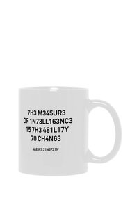 Taza de cerámica blanca con texto negro en una fuente en negrita. El texto incluye patrones de letras y números, transmitiendo un mensaje o frase.