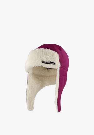 Lila isolierte Trapper-Mütze mit weißem Kunstfellfutter, Ohrklappen und einem Markenetikett innen. Glatte Außenseite, weiche Textur.