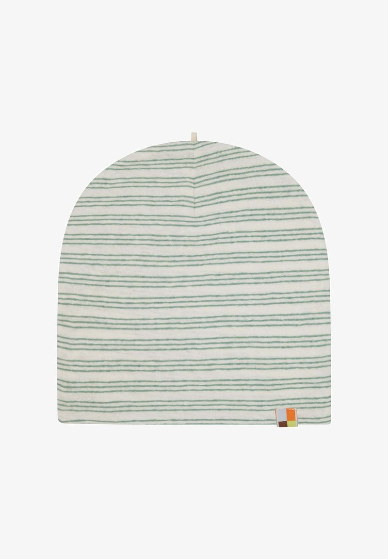 Cappello a berretto a righe realizzato in tessuto morbido, con linee orizzontali verdi su uno sfondo bianco, caratterizzato da un piccolo etichetta multicolore sul lato.