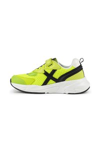 Sneakers en maille noir et jaune fluo avec un bout arrondi, des accents texturés et une semelle blanche. Présentent un laçage et une bande Velcro.