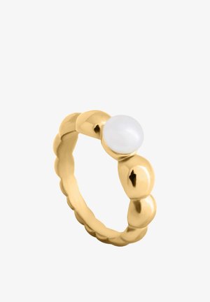 Anillo de oro con una banda redondeada de cuentas y una sola perla blanca colocada sobre la banda.