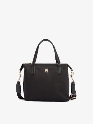 Zwarte nylon handtas met gouden hardware, dubbele handvatten aan de bovenkant en een afneembare schouderriem. Kenmerkt een logo-detail aan de voorkant.