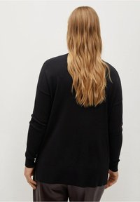 Czarny sweter z długim rękawem, dziany, z prążkowanymi mankietami i luźnym krojem, prezentujący gładką fakturę i prosty design.