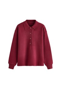 Burgundin pitkähihaisen neulepolo paidan, jossa on neljä nappia ja ribbireunat valkoista taustaa vasten.