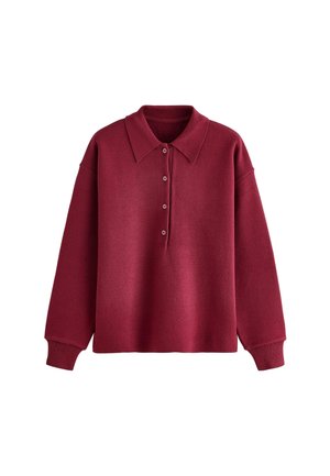Polo a maniche lunghe in maglia bordeaux con quattro bottoni e polsini a coste su sfondo bianco.