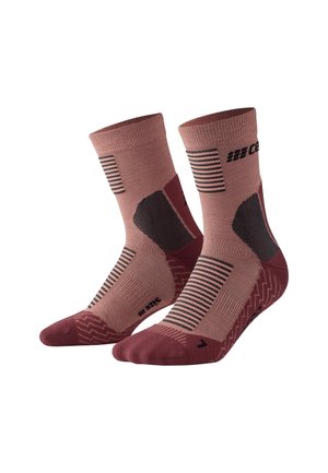 Rote und pinke Sportsocken mit unterschiedlichen Texturen, gestreiften Mustern, gepolsterten Fersen- und Zehenbereichen sowie verstärkter Fußgewölbeunterstützung.