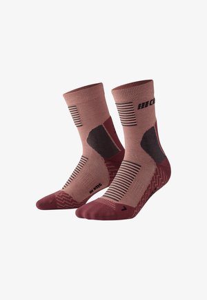 Rote und pinke Sportsocken mit unterschiedlichen Texturen, gestreiften Mustern, gepolsterten Fersen- und Zehenbereichen sowie verstärkter Fußgewölbeunterstützung.