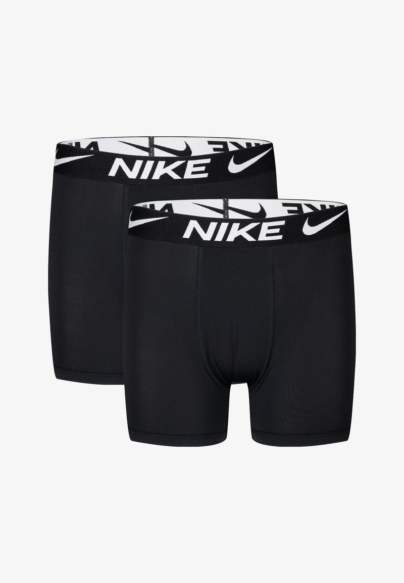 Δύο μαύρα μποξεράκια Nike με λευκές ζώνες με το λογότυπο, τοποθετημένα το ένα πάνω στο άλλο σε απλό φόντο.