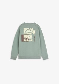 Grøn sweatshirt med ribbede manchetter og halsudskæring. Bagsiden har stort, fedt tekst og grafiske accenter i creme og brun. Casual design.