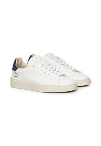 Zapatillas deportivas blancas de cuero con textura suave, puntera redonda, cordones blancos y una capucha de talón de ante color marino, con un sutil logotipo en la lengüeta.