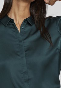 VILA Blus - dark green