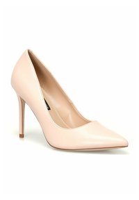Bež kožne štikle s visokom potpeticom, s oštrim vrhom i elegantnim dizajnom. Ima tanke stiletto potpetice i glatku teksturu.