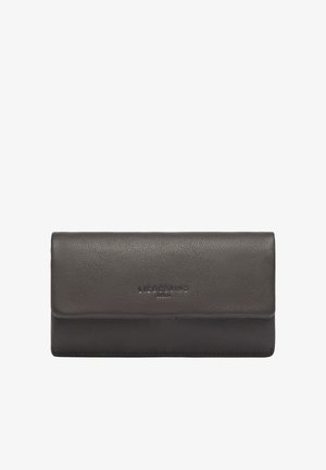 Portafoglio in pelle nera con patta sovrapposta, texture liscia e discreto marchio inciso a rilievo al centro sulla parte anteriore.