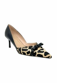 Scarpa con tacco a punta con retro e punta in pelle nera, presenta una sezione centrale beige con stampa animalier e un fiocco decorativo nero sulla parte anteriore.
