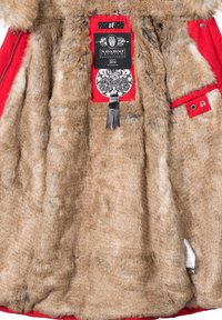 Rode jas met een bruine nep-bont voering. Beschikt over een merketiket, binnenzak en decoratieve hardwareaccenten. Getextureerd en warm.