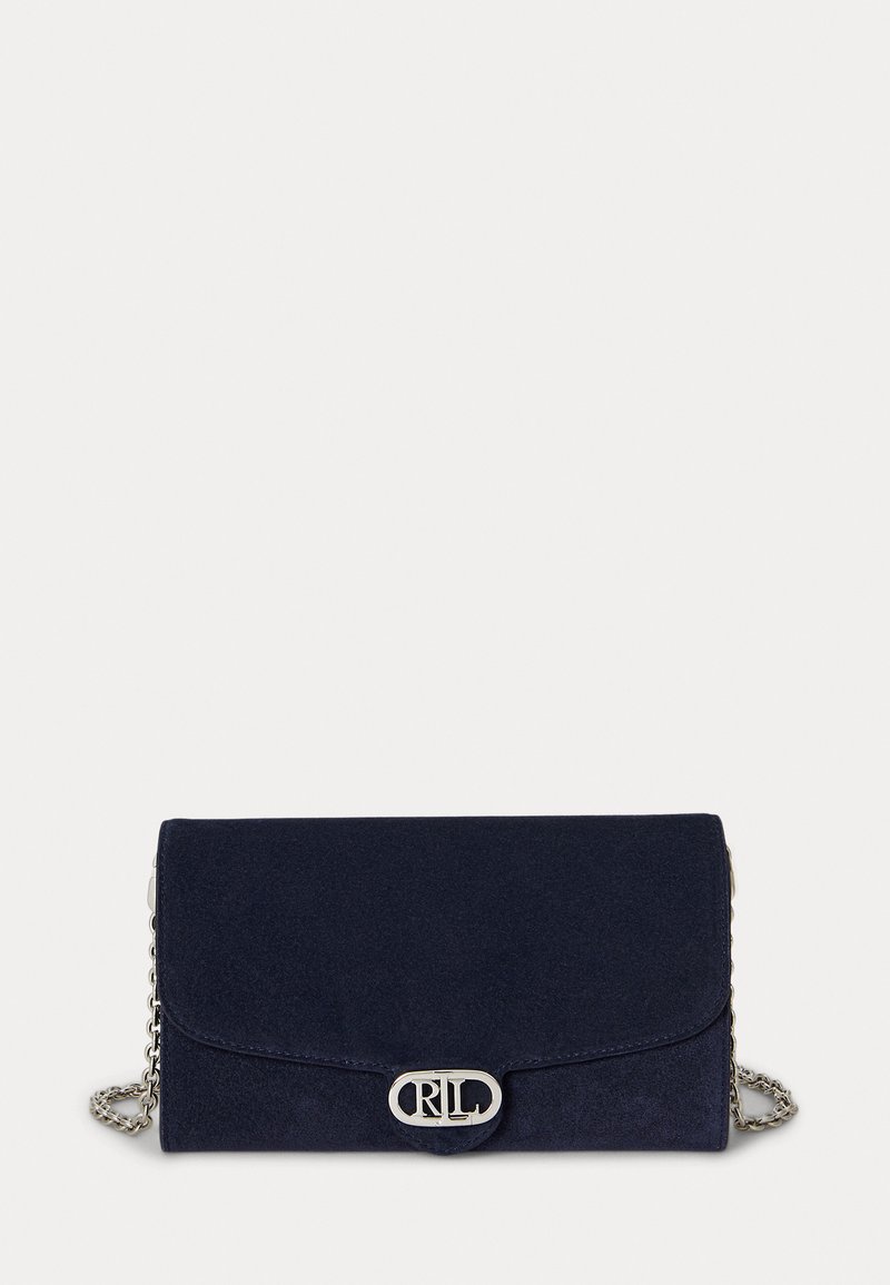 Navyblauwe suede clutch met een zilveren logo sluiting en kettingriem, met een rechthoekige vorm en een opklapbaar ontwerp.