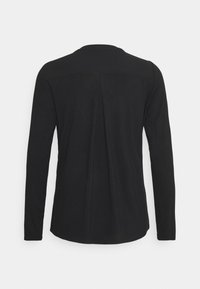 Svart långärmad topp med rund halsringning och detaljer med veck i ryggen, tillverkad av ett mjukt och lätt tyg. Enkel, figurnära design.