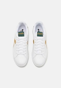 Diadora TORNEO UNISEX - Trainers - white/pineneedle/antelope