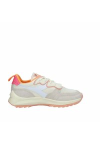 Sneaker con una toma superiore in rete leggera grigia e bianca, dettagli in rosa e arancione, dettagli in suede testurizzato e una suola in gomma imbottita.