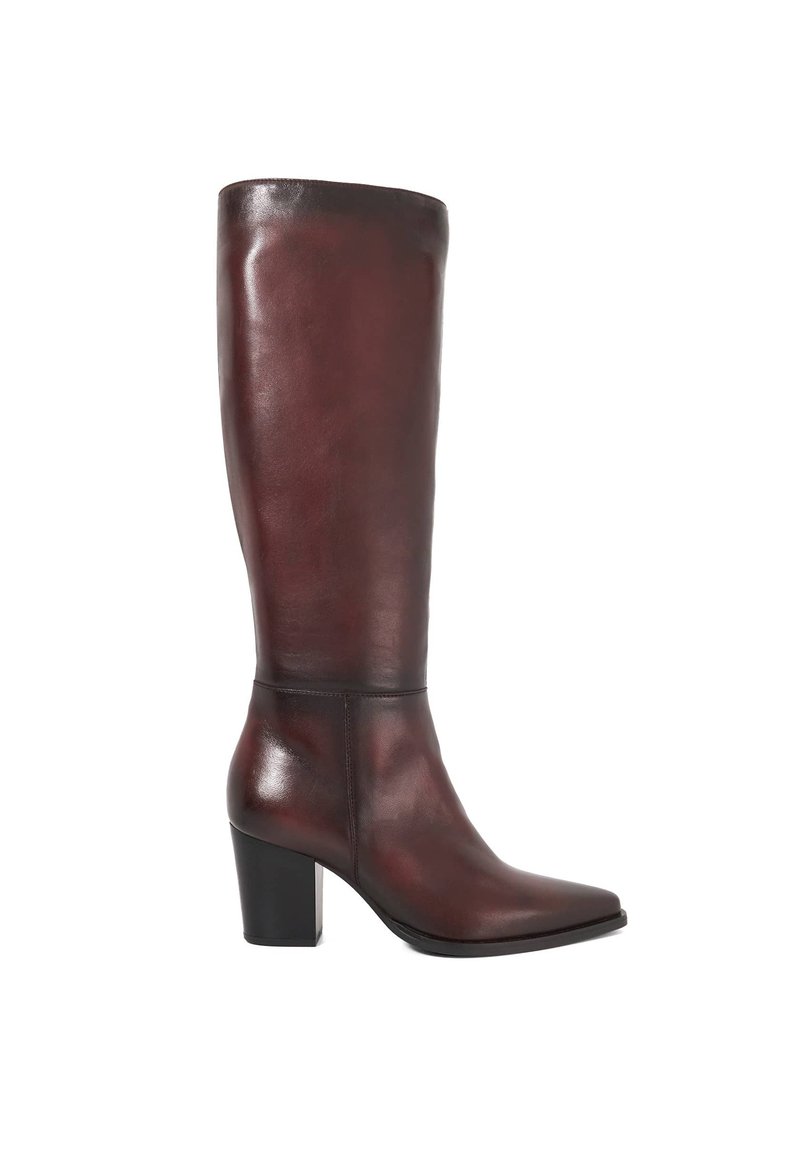 Leren laars tot de knie in donker bordeaux, met een vierkante neus, smalle enkel en een chunky hak voor stabiliteit. Gladde textuur met minimale accenten.