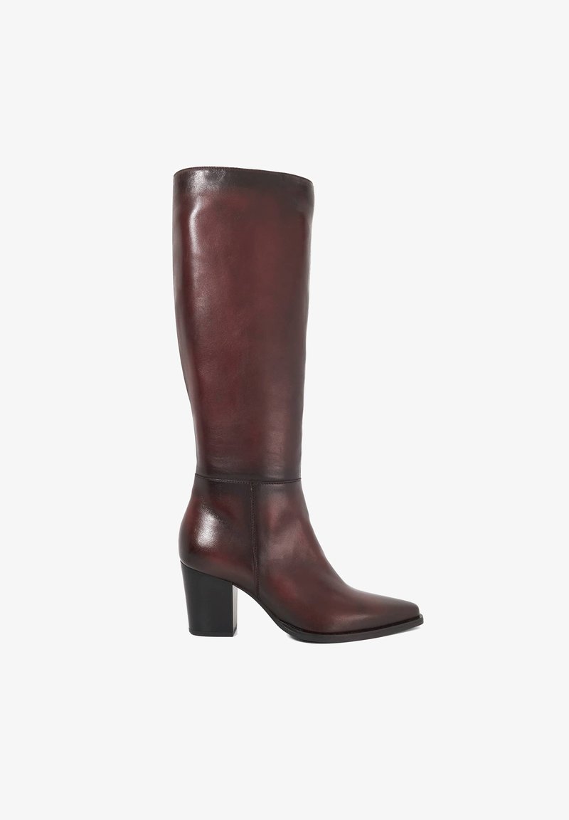 Leren laars tot de knie in donker bordeaux, met een vierkante neus, smalle enkel en een chunky hak voor stabiliteit. Gladde textuur met minimale accenten.