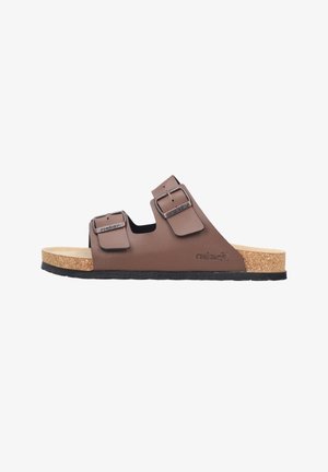 Braune Sandale mit zwei verstellbaren Schnallenriemen, Korkfußbett, schwarzer Sohle und dem "rieker"-Logo an der Seite.