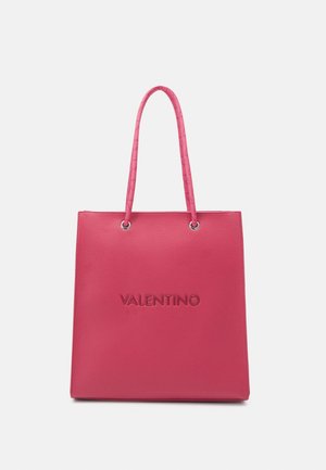 Różowa skórzana torba tote z długimi uchwytami i wytłoczonym logo "VALENTINO" z przodu, umieszczona na jednolitym białym tle.
