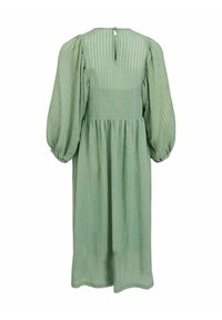 Zelené šaty s nabíranými rukávy, s texturovaným, proužkovaným designem. Mají uzavření na klíčovou dírku na zádech a splývavou sukní ke kolenům.