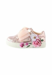 Baskets métalliques roses avec des motifs floraux et un grand nœud. Elles possèdent une semelle blanche et des coutures décoratives le long des bords.