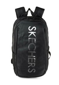 Mochila negra con logo reflectante "SKECHERS", que cuenta con correas acolchadas y bolsillos laterales de malla, material texturizado y cierres de cremallera.