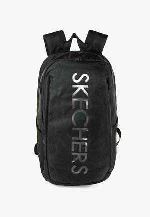 Mochila negra con logo reflectante "SKECHERS", que cuenta con correas acolchadas y bolsillos laterales de malla, material texturizado y cierres de cremallera.