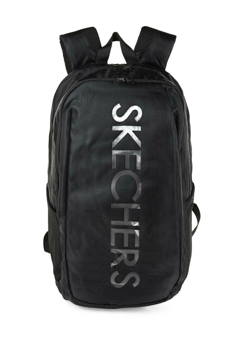 Mochila negra con logo reflectante "SKECHERS", que cuenta con correas acolchadas y bolsillos laterales de malla, material texturizado y cierres de cremallera.