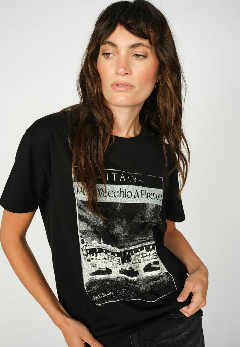 Zwarte katoenen t-shirt met een grafische print van de Ponte Vecchio in Florence, met witte tekst en een contrasterend artistiek ontwerp.