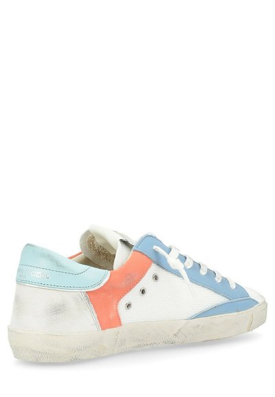 Sneaker bianca con accenti azzurri chiari, corallo e argento. Presenta una parte superiore in tessuto testurizzato, punta rotonda e lacci bianchi. Suola leggermente usurata.