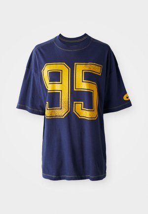 Marineblå oversized T-shirt med stort gult "95" på forsiden og lille gult logo på venstre ærme.