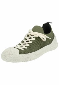 Sneakers in rete verdi con lacci crema, punte arrotondate e suola bianca texturizzata con macchie. Linguetta nera sul tallone.