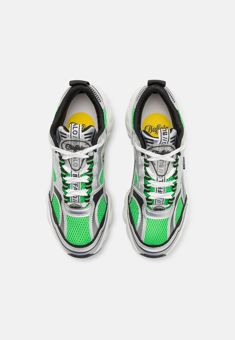 Sneakers a rete verdi con dettagli in argento, particolari neri, lacci bianchi e soletta con logo giallo. Suola spessa in gomma bianca.