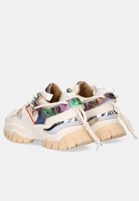 Zapatillas chunky con una base blanca, acentos iridiscentes, herrajes plateados, cordones texturizados y suelas de goma beige, que presentan un diseño audaz.